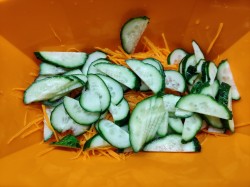 название картинки Корейский салат с огурцами и курицей