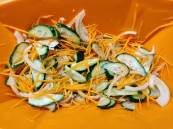 название картинки Корейский салат с огурцами и курицей