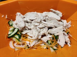 название картинки Корейский салат с огурцами и курицей