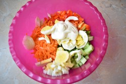 Салат с куриной грудкой и корейской морковью