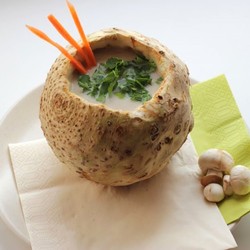 Суп-пюре из корня сельдерея в сельдерее