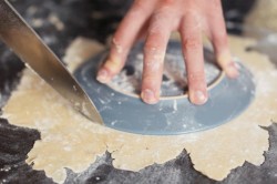 Коржи для торта на сковороде с вареной сгущенкой - шаг 11