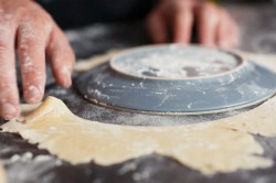 Коржи для торта на сковороде с вареной сгущенкой - шаг 12