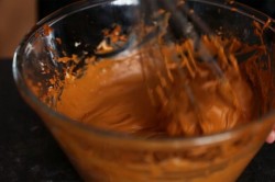 Коржи для торта на сковороде с вареной сгущенкой - шаг 17