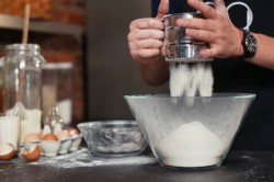 Коржи для торта на сковороде с вареной сгущенкой - шаг 3