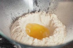 Коржи для торта на сковороде с вареной сгущенкой - шаг 4