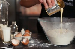 Коржи для торта на сковороде с вареной сгущенкой - шаг 5