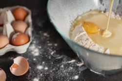 Коржи для торта на сковороде с вареной сгущенкой - шаг 6