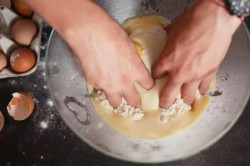 Коржи для торта на сковороде с вареной сгущенкой - шаг 8