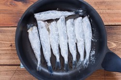 Корюшка жареная на сковороде - шаг 5