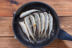 Корюшка жареная на сковороде - шаг 6