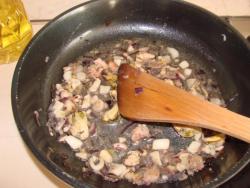 Корзинки из блинов с начинкой из морепродуктов - шаг 2