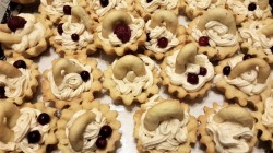 Корзинки из песочного теста с кремом заварным