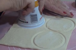 Корзиночки из слоеного теста с начинкой грибами