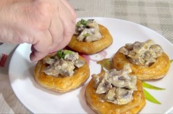 Корзиночки из слоеного теста с начинкой грибами