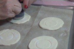 Корзиночки из слоеного теста с начинкой грибами