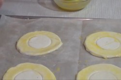 Корзиночки из слоеного теста с начинкой грибами