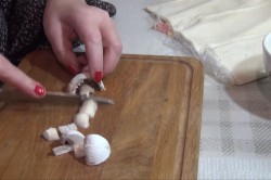 Корзиночки из слоеного теста с начинкой грибами