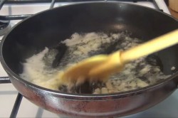 Корзиночки из слоеного теста с начинкой грибами