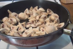 Корзиночки из слоеного теста с начинкой грибами