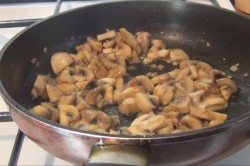 Корзиночки из слоеного теста с начинкой грибами