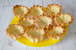 корзиночки с белковым кремом песочные