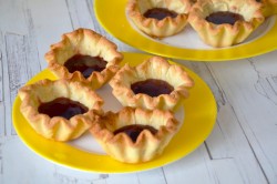 корзиночки с белковым кремом песочные