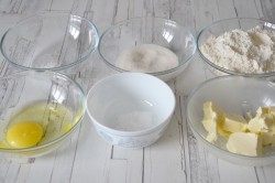 корзиночки с белковым кремом песочные