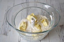 корзиночки с белковым кремом песочные