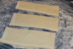 название картинки Пирог Косичка из слоеного теста с грибами, сыром и ветчиной