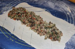 название картинки Пирог Косичка из слоеного теста с грибами, сыром и ветчиной