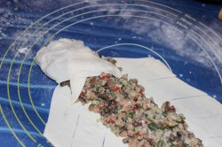 название картинки Пирог Косичка из слоеного теста с грибами, сыром и ветчиной