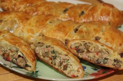 название картинки Пирог Косичка из слоеного теста с грибами, сыром и ветчиной