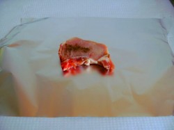 название картинки Свиная котлета на косточке запечённая в фольге