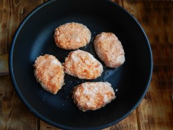 Котлеты с молоком и хлебом из фарша