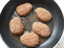 название картинки Мясные котлеты из фарша на сковороде