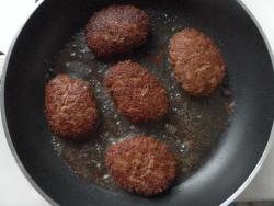 название картинки Мясные котлеты из фарша на сковороде