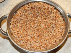 название картинки Котлеты фарша с гречкой на сковороде