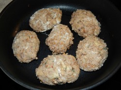название картинки Котлеты фарша с гречкой на сковороде