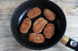 название картинки Котлеты из фарша говядины на сковороде