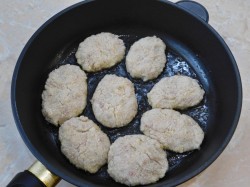 название картинки Сочные котлеты из фарша на сковороде
