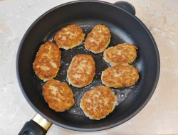 название картинки Сочные котлеты из фарша на сковороде