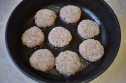 название картинки Котлеты из фарша с манкой