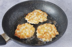 Котлеты из куриного филе рубленные с крахмалом и майонезом