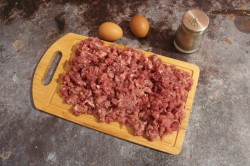 Сочные котлеты из рубленого мяса - шаг 2