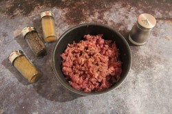 Сочные котлеты из рубленого мяса - шаг 3