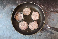 Сочные котлеты из рубленого мяса - шаг 6