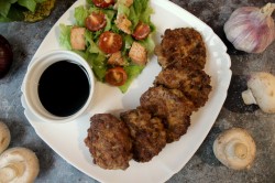 Сочные котлеты из рубленого мяса - шаг 7