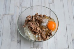 название картинки Котлеты из рыбных консервов с рисом