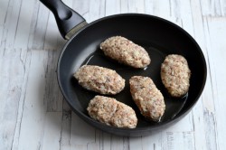 название картинки Котлеты из рыбных консервов с рисом